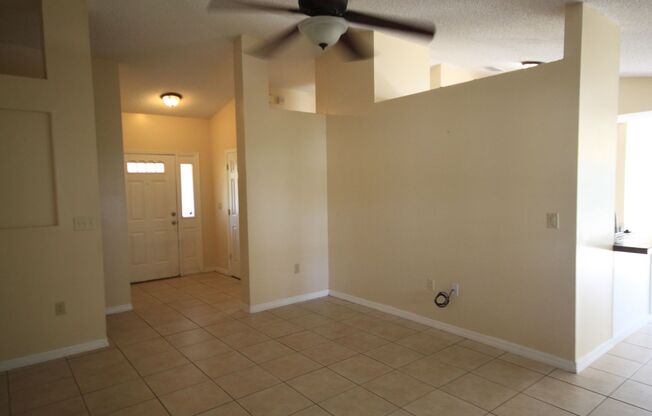 Charming 3 Bedroom, 2 Bathroom Home in Kissimmee!!