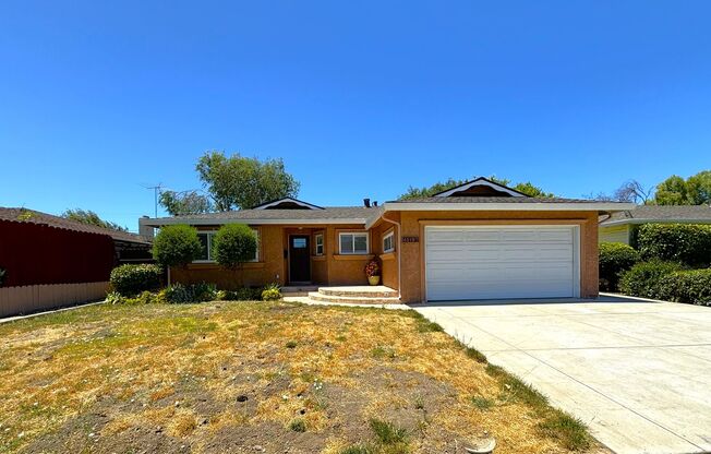 Charming 3-bedroom 2-bathroom home in Fremont Available now!