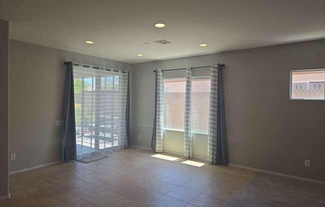 3-bedroom, 2-bath home located in a cul-de-sac in desirable Anthem Highlands.