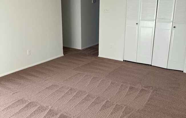 2 bedroom, 1 bathroom ground floor apartment!