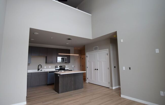 2 beds, 1 bath, 1,090 sqft, $1,990, Unit 5604-406