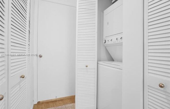 1 bed, 2 baths, 878 sqft, $3,500, Unit 801 Brickell Key Blvd # 907