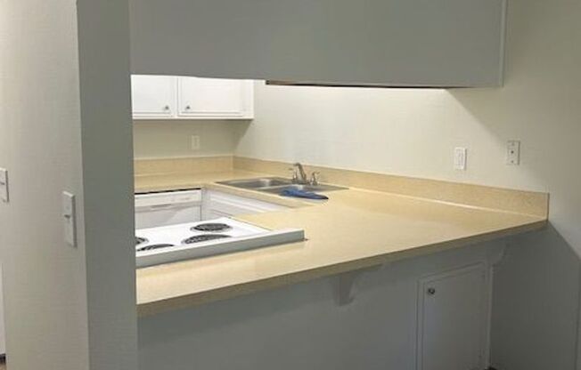 2 beds, 1 bath, 740 sqft, $1,600, Unit 335-230