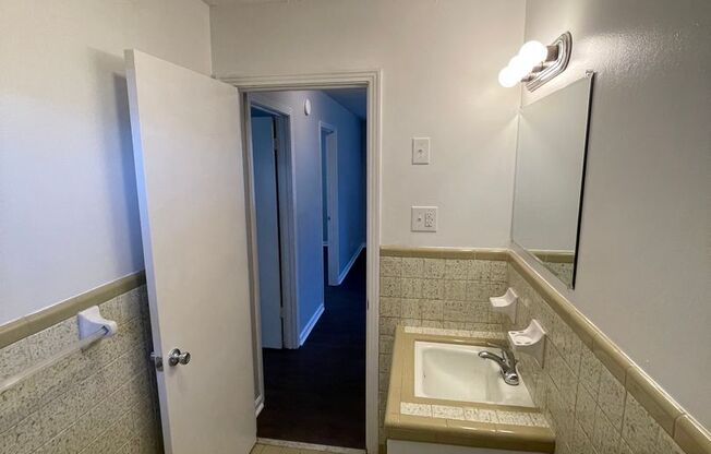 2 beds, 1 bath, 700 sqft, $795, Unit B