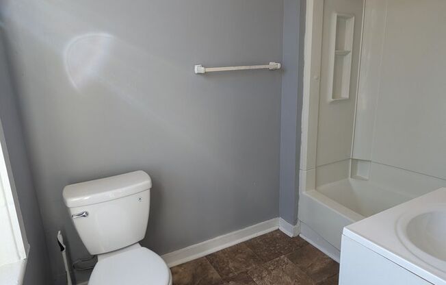 Studio, 1 bath, 300 sqft, $945, Unit 2F