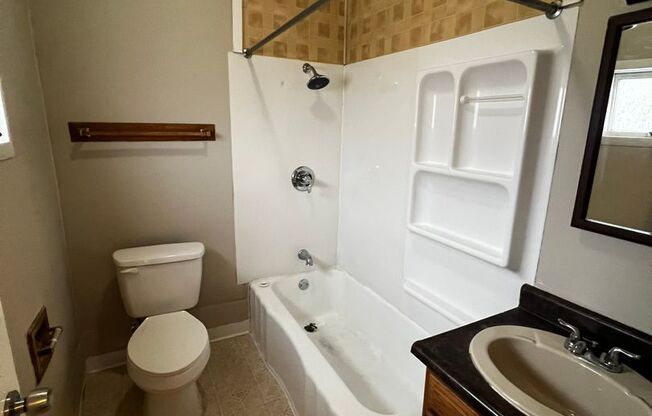 2 bed with Bonus room and 1 1/2 bath home in Moline!