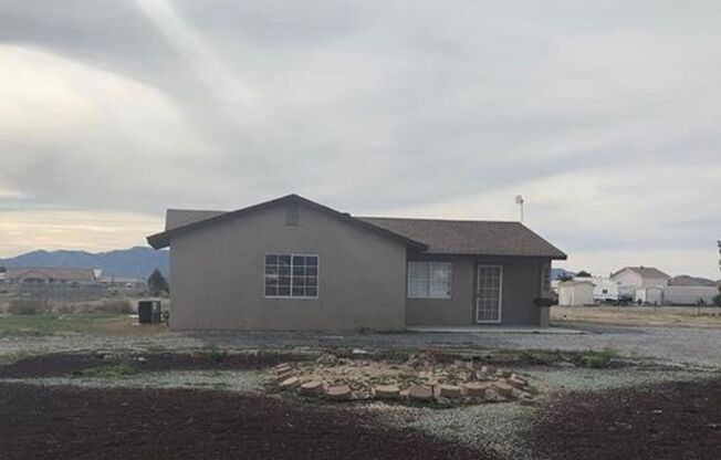 Charming 3-bedroom home located in the picturesque town of Pahrump!