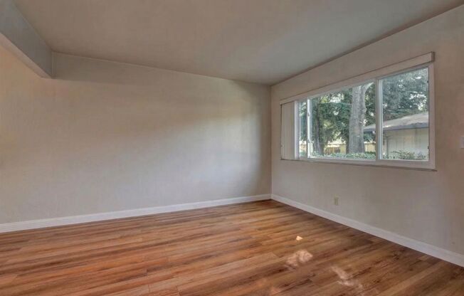 Modern 2-Bedroom Townhome in Peaceful Redwood Community