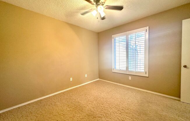 Self Showing - Cozy 2-Bedroom with a Fireplace