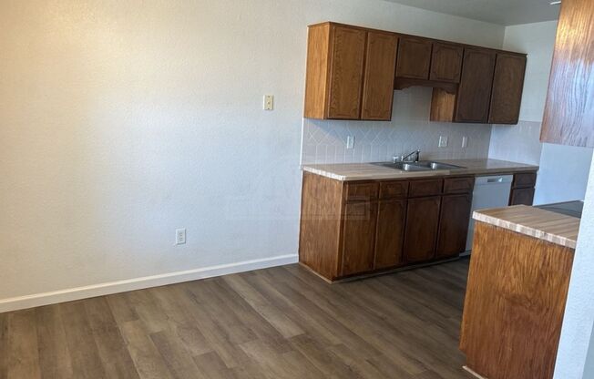 2 beds, 1 bath, $700, Unit 1304 Dugger Unit D