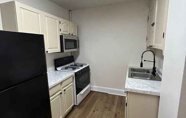 1 bed, 1 bath, $1,025, Unit 303 Walnut Apt 2