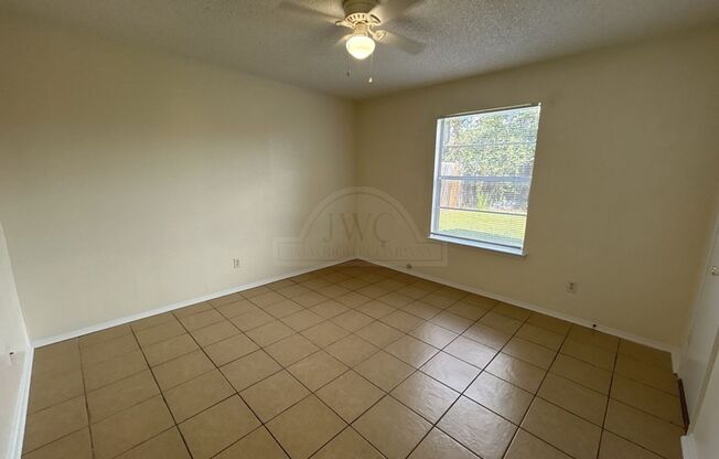 2 beds, 1 bath, $825, Unit 1906 Cedarhill Unit A