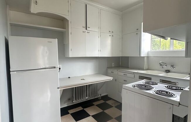 Vintage 1 bedroom unit - close 2 transportation.