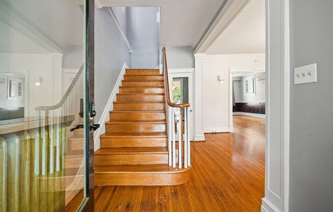 Beautiful Renovated 3 Bedroom 2.5 Bath off of Rosewood Ave ***Available Mid June***