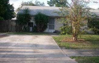 Spacious 2x2 duplex with fenced yard in cul-de-sack!!A must see! Easy access to 408 & Waterford Lakes Shoping!!