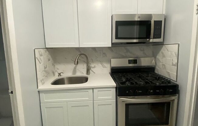 1 bed, 1 bath, $2,400, Unit 7AA