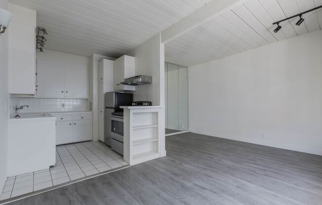 (Ellie:B) 4135 Laurel Canyon Blvd