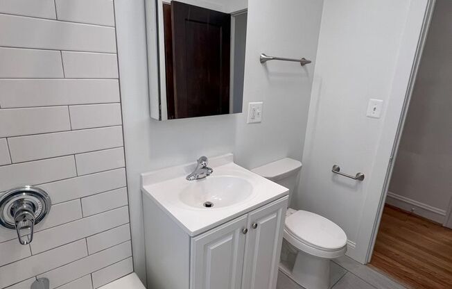 Studio, 1 bath, $1,600, Unit 4403 N. Hamilton - 3E