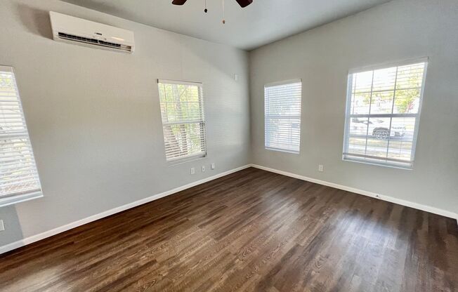Charming 2 Bedroom, 1 Bath Duplex Near Downtown San Antonio