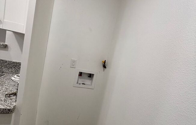 1Bd 1Ba W/ washer dryer hookup