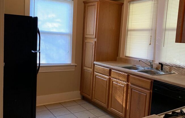 2 beds, 1 bath, $1,045