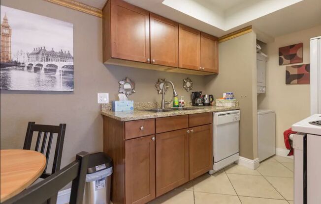 Super Cute 1 Bed/1 Bath Condo Near the Strip!