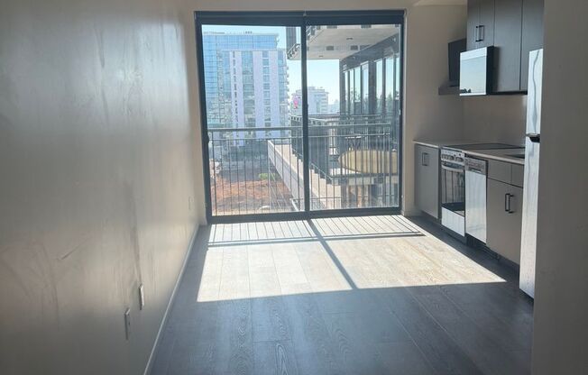 Studio, 1 bath, 320 sqft, $2,195, Unit 702