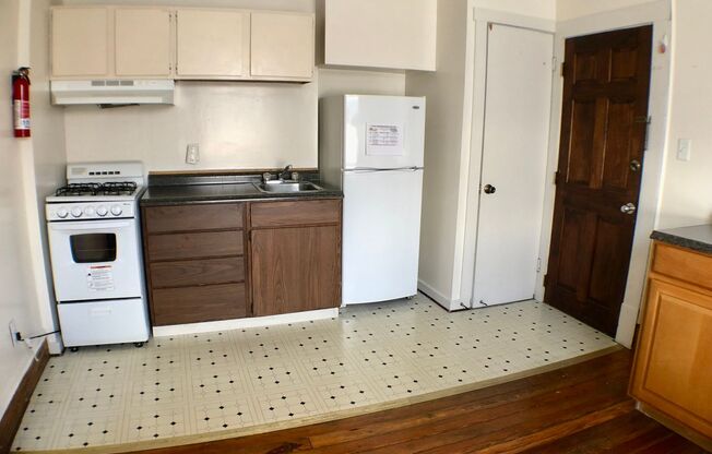 Studio, 1 bath, $725, Unit A