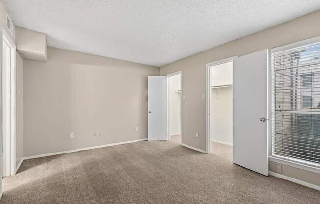 B2 bedroom at Noel on the Parkway in Dallas, TX
