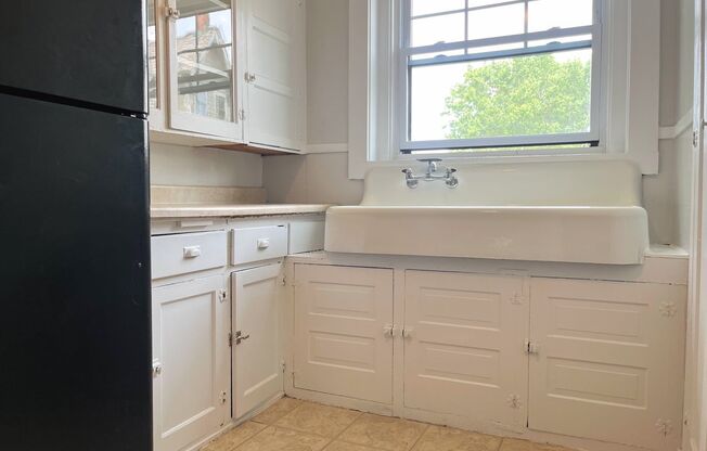 2 beds, 1 bath, $1,325, Unit 18D