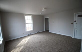 Studio, 1 bath, 700 sqft, $775, Unit 37.5 Avondale, Upper