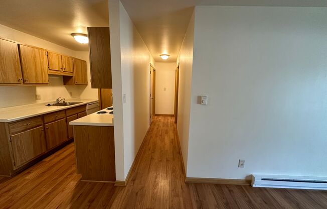 2 beds, 1 bath, $985, Unit 211-2