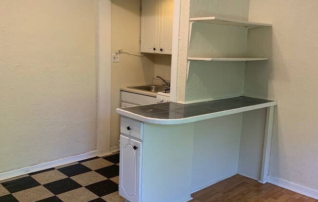 Studio, 1 bath, $725, Unit 25