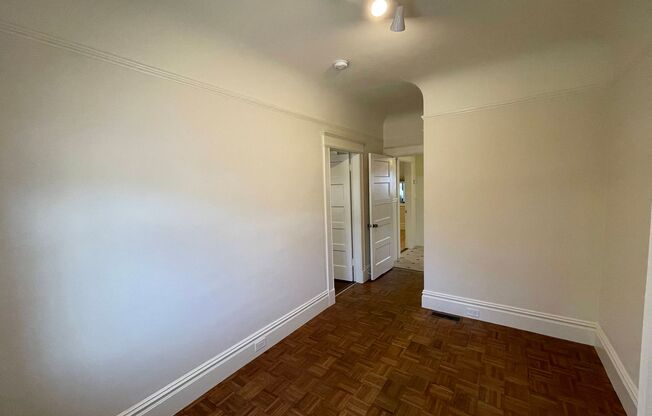Charming 2-Bedroom Ground-Floor Duplex with Private Garage & Backyard – San Francisco