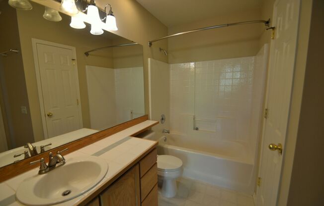 2 beds, 1 bath, $2,000, Unit # #T 202