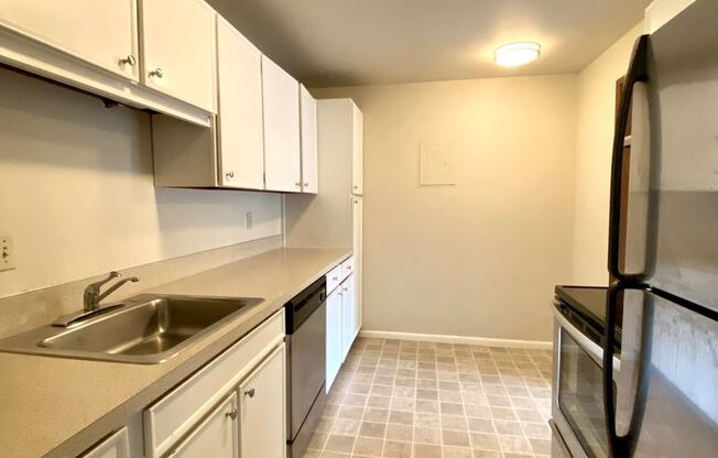 900 Nob Hill Ave North