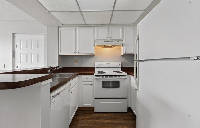 ONE BEDROOM ONE BATHROOM!! Waterfront Community!!