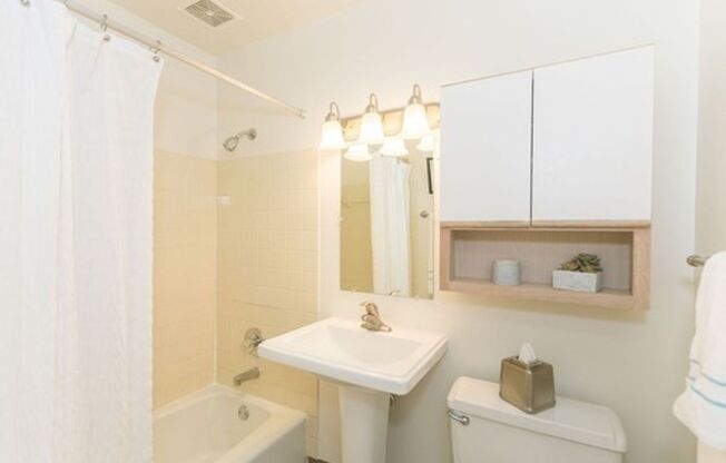 2 beds, 1 bath, 800 sqft, $1,225, Unit 12583