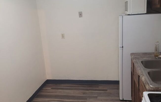 Studio, 1 bath, $490, Unit 03