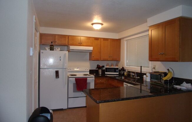 251 - 1585-1595 NW Tyler