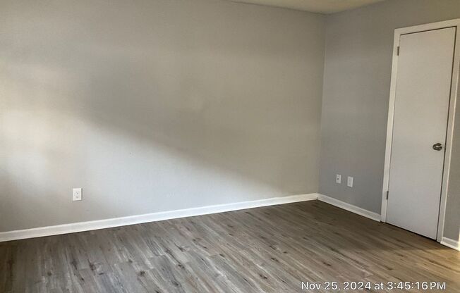 2 beds, 1 bath, $1,095, Unit 01727-05