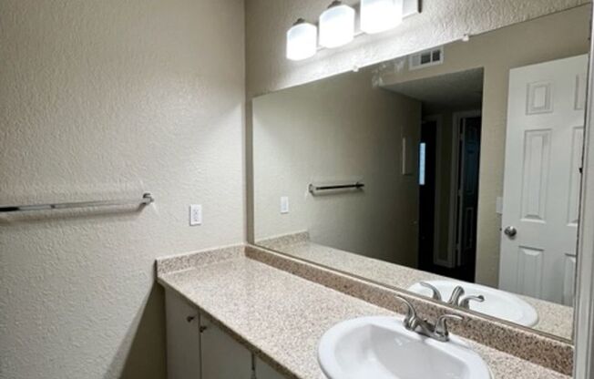 2 beds, 1 bath, 861 sqft, $1,710, Unit 22