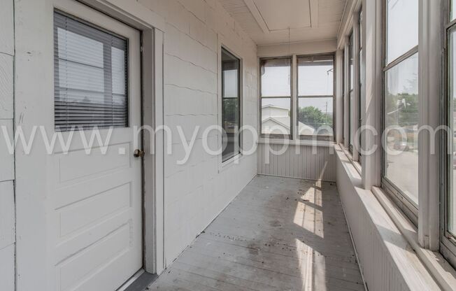 3 beds, 1 bath, 800 sqft, $1,200, Unit 402/02