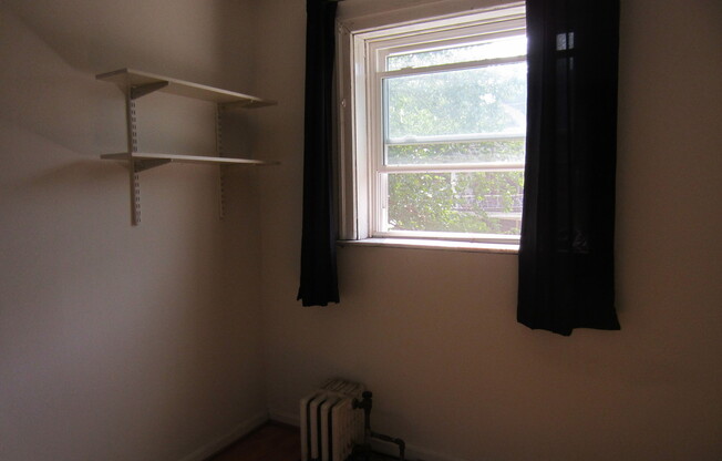 2 beds, 1 bath, $1,400, Unit 4