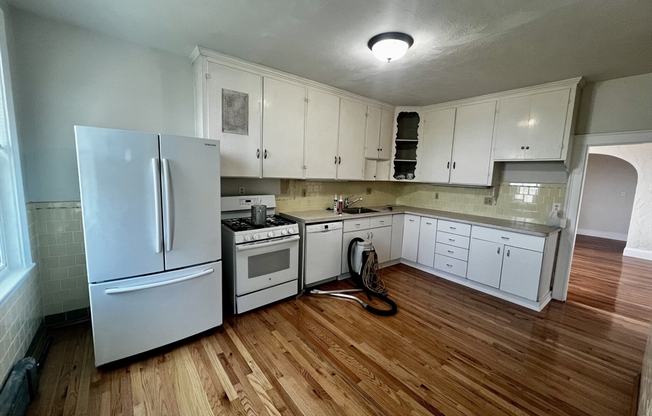 4 beds, 1 bath, 1,300 sqft, $3,800, Unit 3