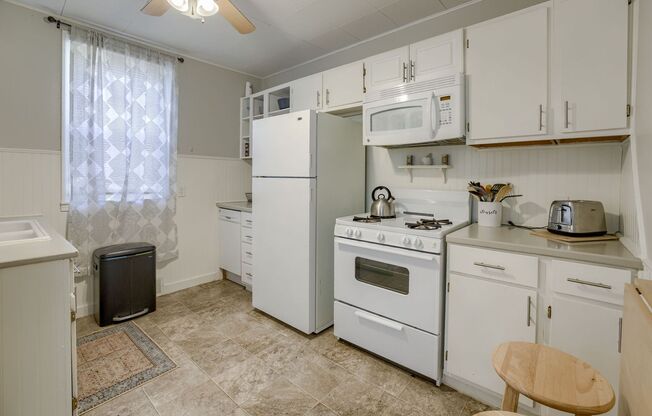 2 beds, 1 bath, $1,200