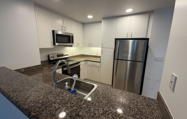 EPIC REA: Beautiful 1 Bed/ 1 Bath at South Beach Neighborhood!