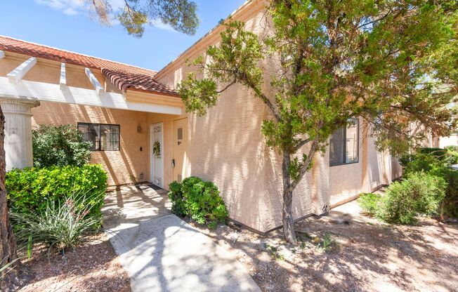 1 MONTH FREE!!! 2 BEDROOM SINGLE STORY TOWNHOME 55+ COMMUNITY