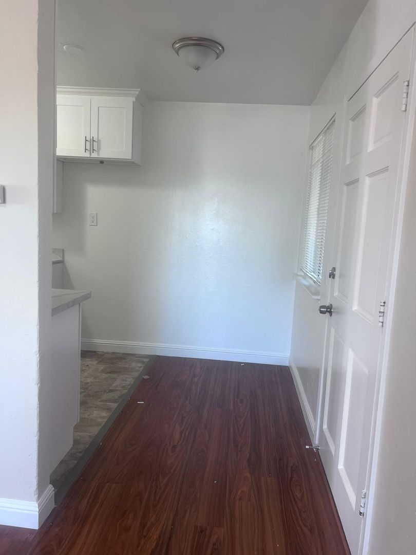 MG23 - 1102 Henderson Road