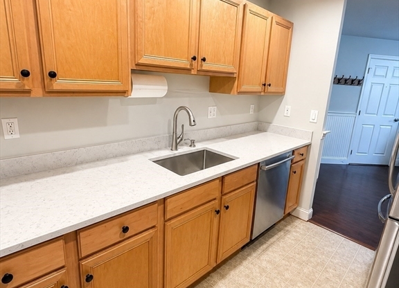 2 beds, 1 bath, 980 sqft, $2,300, Unit 3402